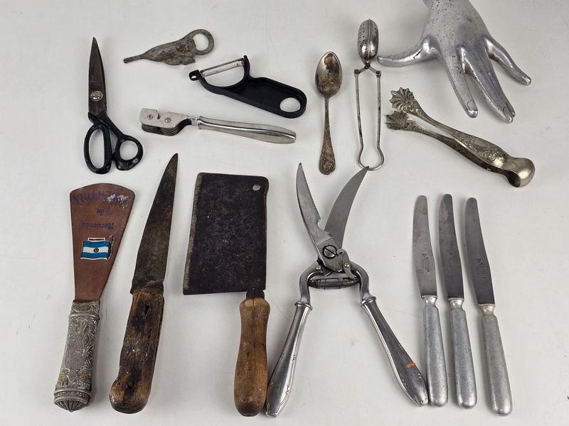 Lote Variado de Utensilios de Cocina y Herramientas: Cuchillos, Tijeras, Abrelatas y Más