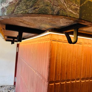 Lote #011 – Mármol para barra en L, son tres placas ó segmentos unidos, más 10 ganchos de hierro para carteras pegados debajo, más tira led, más posa pies en caño redondo en L – 400x165x40cm (mármol) – posa pies igual - imagen 6