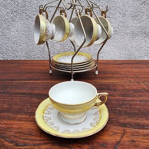 Lote siguiente: Juego de Té Vintage: 6 Tazas con Platillos y Soporte Metálico