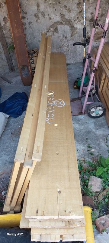 Lote anterior: Estantería en madera con tablones y accesorios