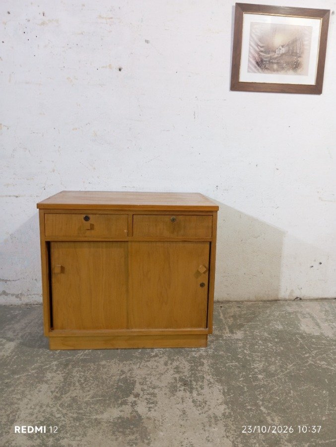 Aparador bajo de madera con 2 cajones y 2 puertas corredizas