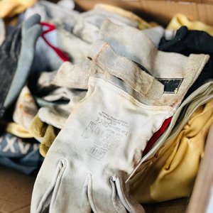 Lote de 29 Pares de Guantes de Cuero Usados - imagen 3