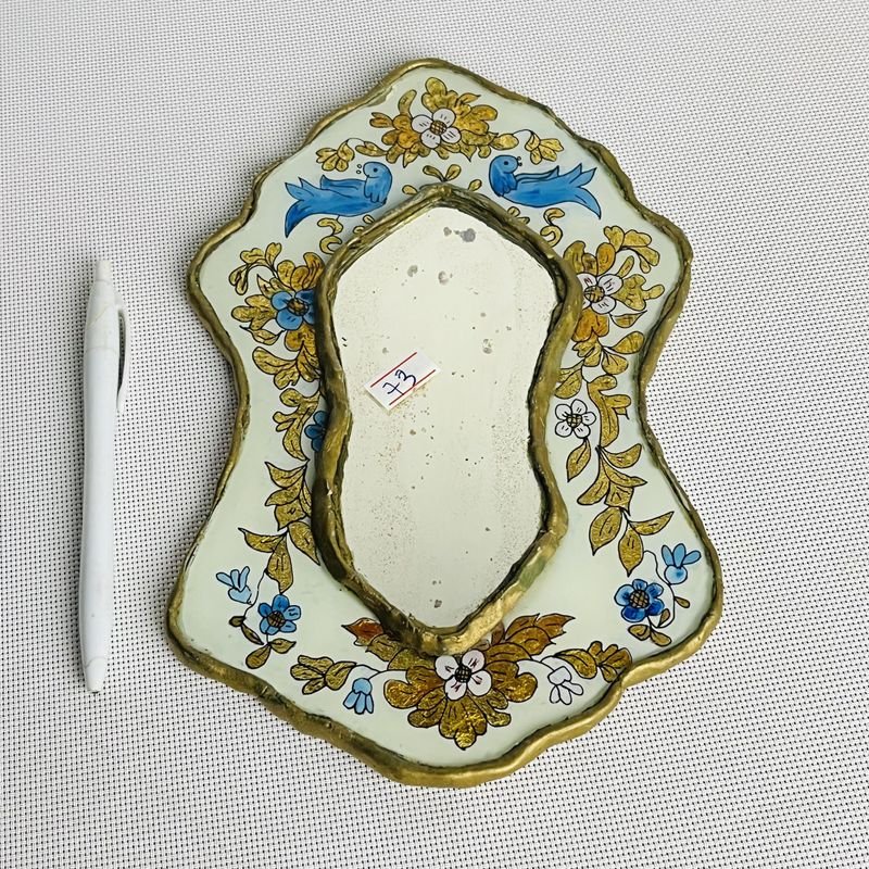 Lote siguiente: Espejo pintado a mano con dorado - Un artículo de arte decorativo