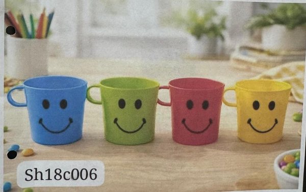 Tazas plásticas de diferentes colores