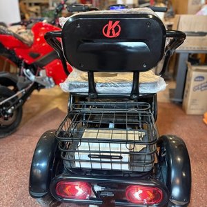 Triciclo Eléctrico Negro con Canasto Frontal y Trasero - imagen 3