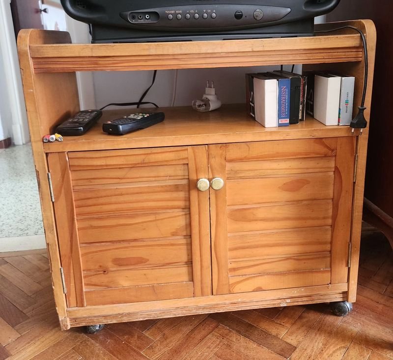 Rack de Madera para TV con Puertas y Ruedas