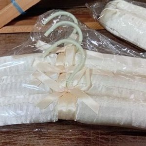 Lote de Perchas Vintage de Madera y 5 Perchas Forradas Blancas para Niños - imagen 3