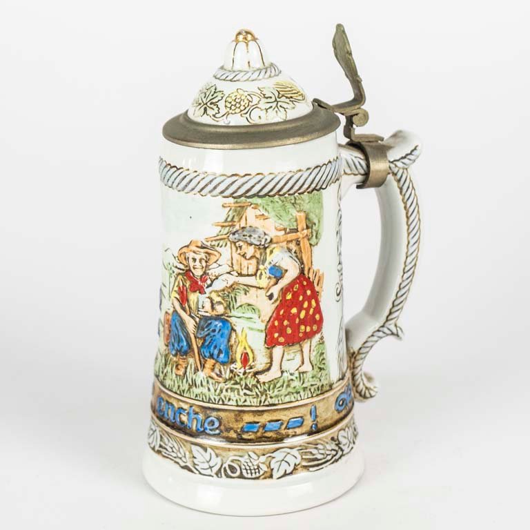 Lote anterior: Jarra de cerveza cerámica con escenas en relieve y tapa de peltre y porcelana