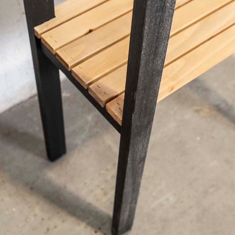 Estante de madera con estructura pintada de negro y estantes de tablillas - imagen 3