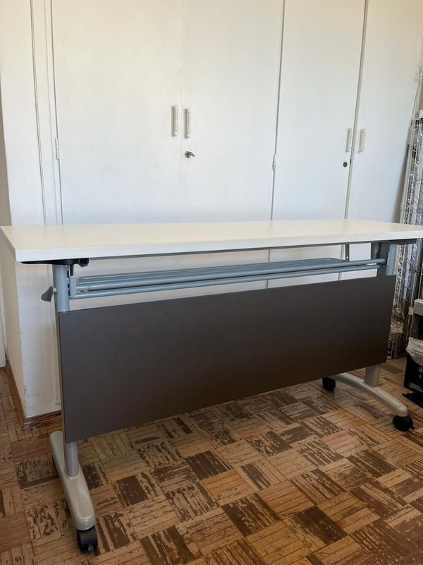 Escritorio rebatible plegable con rueditas - imagen 8