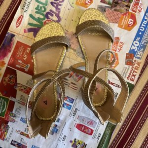 Sandalias D´Amne Vittadini Doradas con Brillo Talle 34/35 - imagen 5
