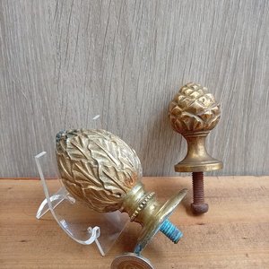 Lote anterior: Dos Pomos o Tiradores de Bronce con Forma de Piña