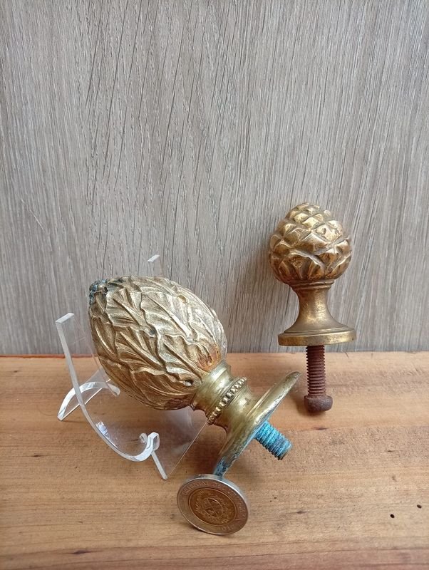 Dos Pomos o Tiradores de Bronce con Forma de Piña