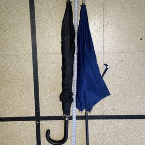 Dos Paraguas Clásicos: Azul y Negro con Mango Curvo - imagen 4