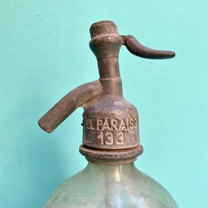 Antiguo sifón tiene en la parte de abajo la marca en alto relieve " Bilz " ver fotografías. - imagen 4