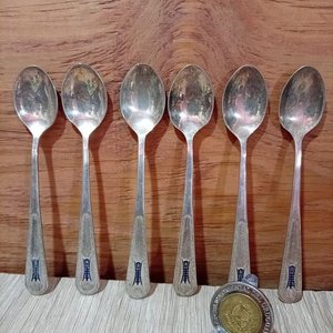 Lote anterior: Seis Cucharitas de Metal con Diseño Decorativo y Sello