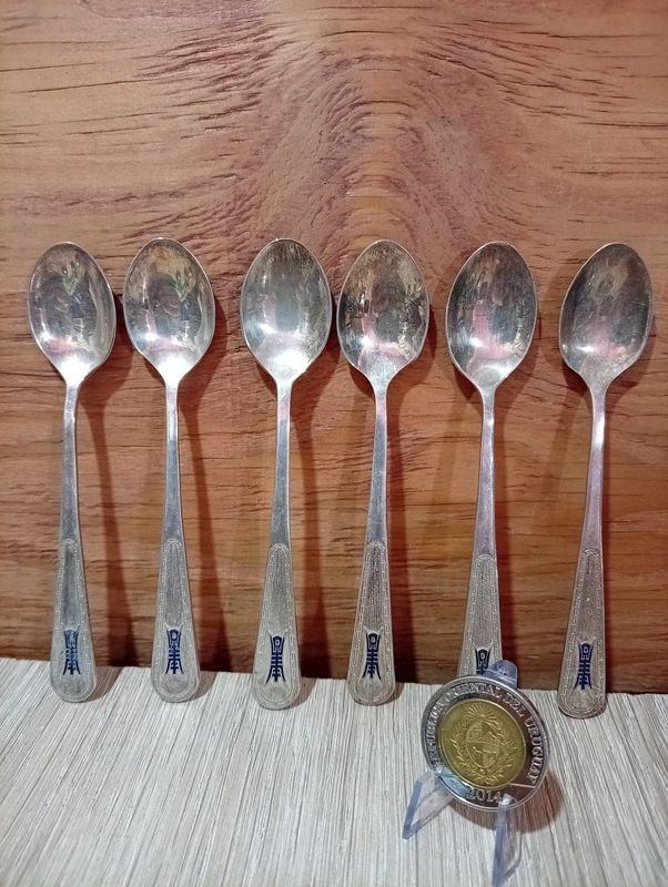 Seis Cucharitas de Metal con Diseño Decorativo y Sello