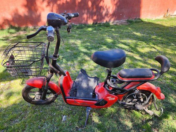 Bicicleta Eléctrica Roja con Canasto - Sin Batería