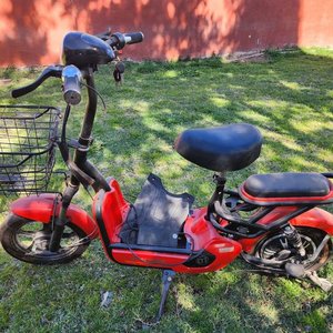 Lote siguiente: Bicicleta Eléctrica Roja con Canasto - Sin Batería