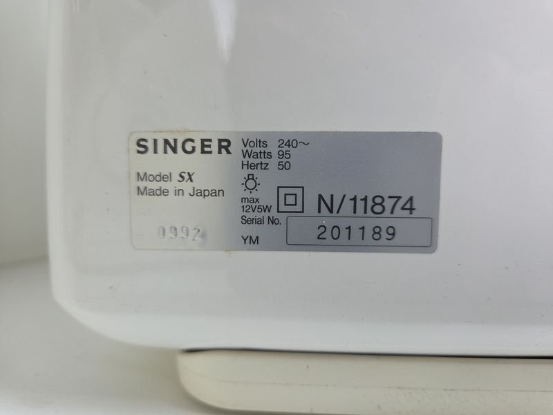 Completa máquina de coser Singer con manuales, mesa y accesorios - imagen 10