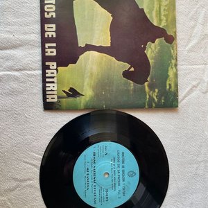 Lote siguiente: Lote de 2 Vinilos: Cantos de la Patria y Al Ritmo del Jazz