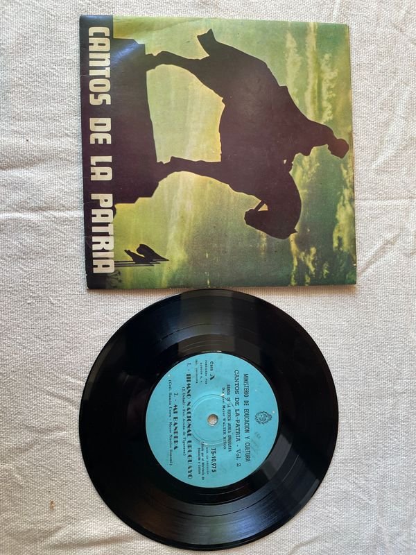Lote de 2 Vinilos: Cantos de la Patria y Al Ritmo del Jazz