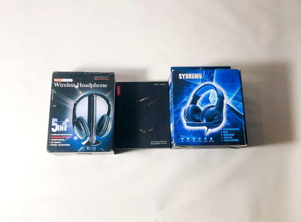 Tres Auriculares Inalámbricos y Cableados con Avería