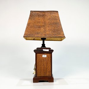 Lote siguiente: Lámpara Rectangular de Madera y Ratán con Pantalla