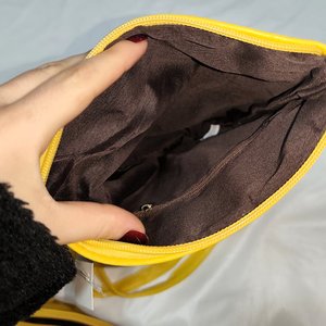 Lote de 4 Carteras de Dama Tipo Morral Amarillas en Eco Cuero - imagen 3