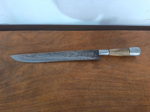 Cuchilla Artesanal de Hoja Larga con Mango de Madera y Metal