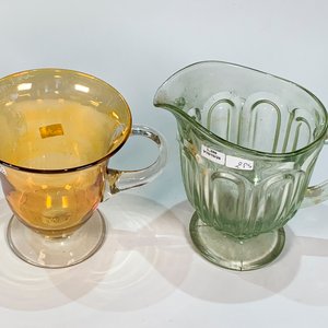 Dos Jarras de Vidrio Vintage: Ámbar con Asa y Verde Prensada - imagen 3