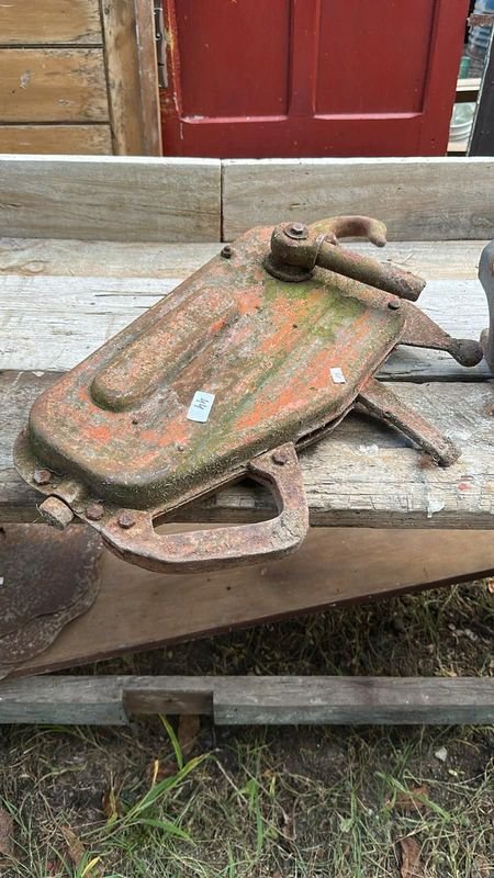 Lote siguiente: Soporte con gancho para muebles