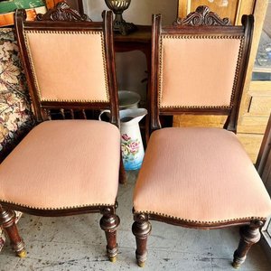 Par de Sillas Francesas Antiguas de Madera Tallada con Tapizado Salmón y Tachas - imagen 2