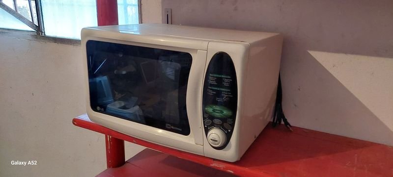 Horno microondas blanco con tostadora y soporte rojo - imagen 2
