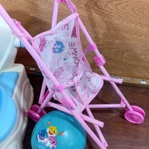 Juego de Baño Infantil: Inodoro, Cochecito y Pelota Baby Shark - imagen 2