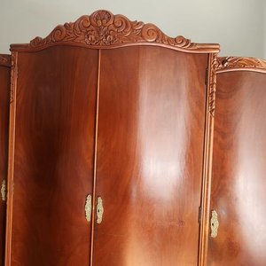Ropero Antiguo de Madera Oscura con Detalles Tallados - imagen 3