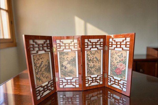 Biombo de Mesa Chino Decorativo en Madera Calada con Escenas Tradicionales - imagen 1
