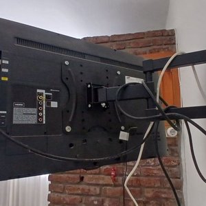 Televisor Samsung 32" Pantalla Plana con Soporte Articulado y Control Remoto - imagen 3