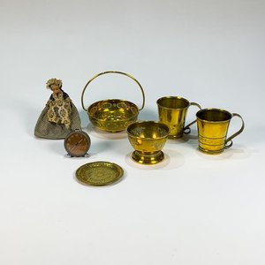 Lote de 7 piezas: Reloj de viaje, 2 jarras, cenicero y centros de bronce - imagen 1