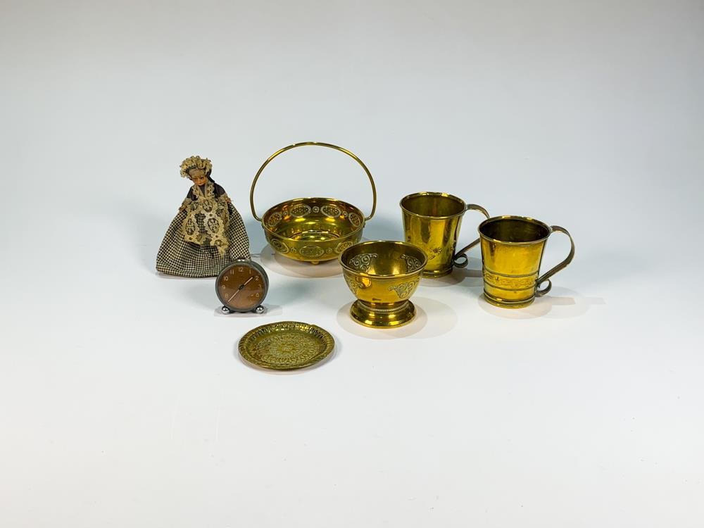 Lote de 7 piezas: Reloj de viaje, 2 jarras, cenicero y centros de bronce
