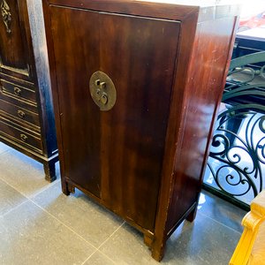 Mueble de madera oscuro estilo oriental con herrajes dorados - imagen 2