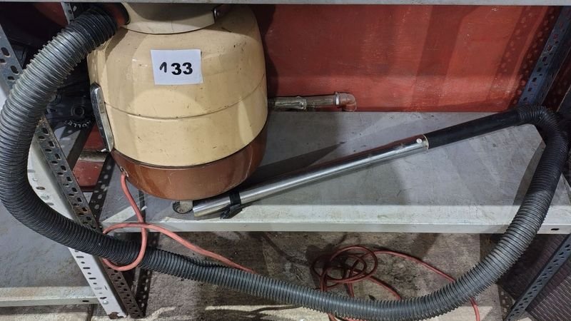 Aspiradora en buen estado, tubo flexible y estructura metálica - imagen 2