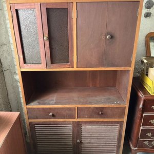 Lote siguiente: Aparador de Madera con Puertas y Cajones