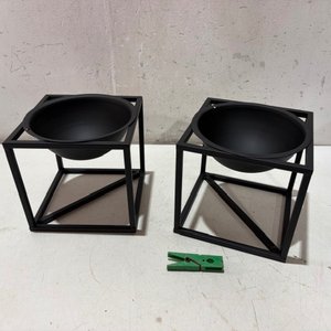 Lote siguiente: Set de 2 Maceteros Cubo Metálicos Negros