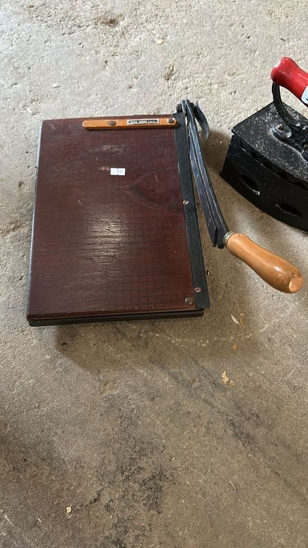 Plancha y Guillotina de Acero con Manija de Madera - imagen 3