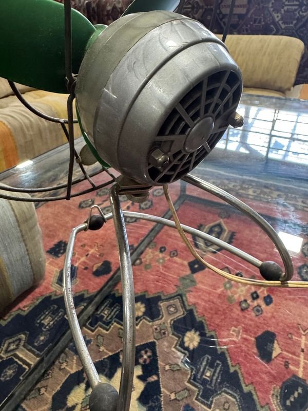 Pequeño ventilador vintage funcionando: Un accesorio de hogar clásico - imagen 6