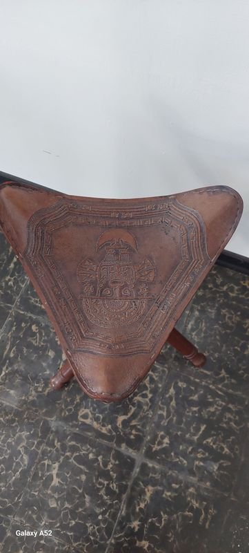 Muy linda banqueta plegable en madera y asiento en cuero repujado - imagen 4