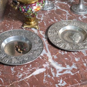 Lote de piezas decorativas: florero bronce, samovar pintado, copas y platillos - imagen 3