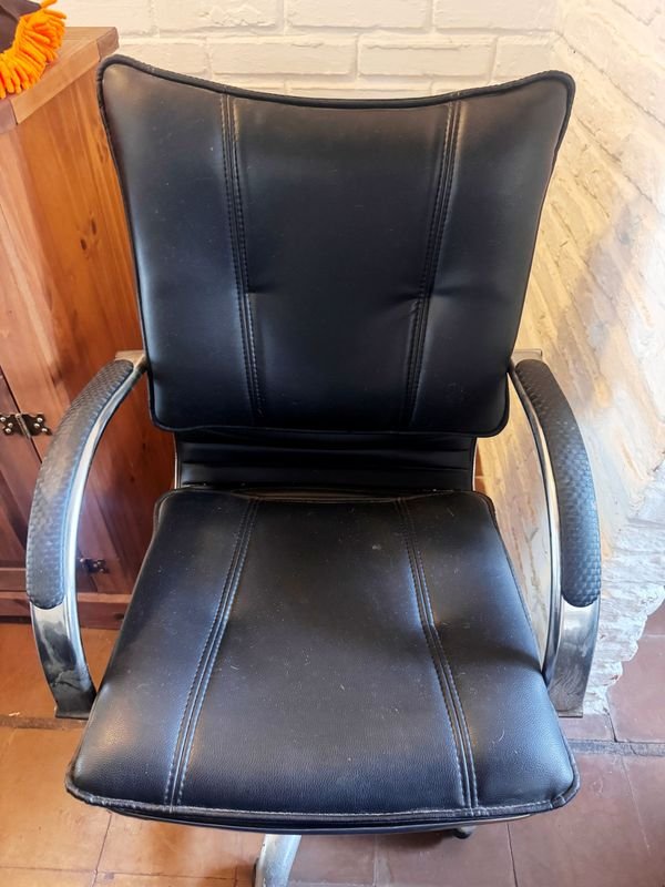 Lote anterior: Silla giratoria de escritorio en buen estado