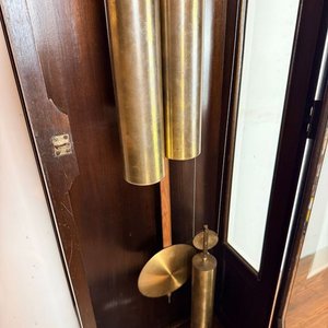 Reloj de Pie Estilo Renacimiento en Nogal Tallado con Máquina Gustav Becker - imagen 7